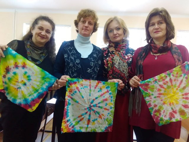 Вольська С.О. і вчителі образотворчого мистецтва з виконаними роботами у техніці ''батик''